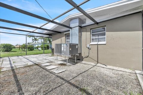 House in Punta Gorda, Florida 2 bedrooms, 89.19 sq.m. № 2150277 - photo 28