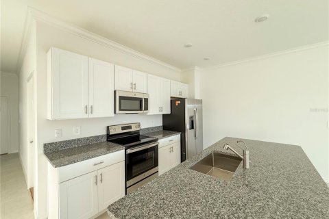 Townhouse in Land O' Lakes, Florida 3 bedrooms, 148.74 sq.m. № 2230177 - photo 7