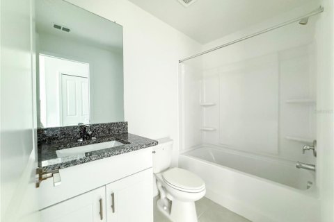 Townhouse in Land O' Lakes, Florida 3 bedrooms, 148.74 sq.m. № 2230177 - photo 9