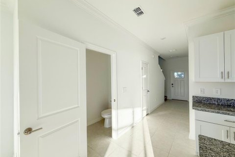 Townhouse in Land O' Lakes, Florida 3 bedrooms, 148.74 sq.m. № 2230177 - photo 6