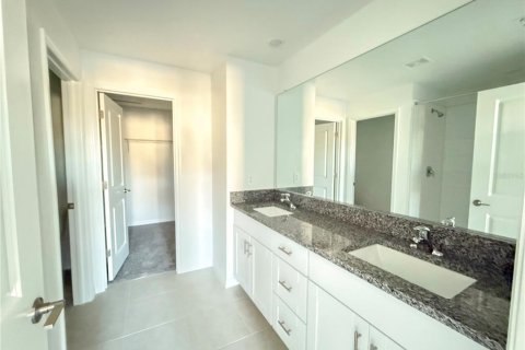 Townhouse in Land O' Lakes, Florida 3 bedrooms, 148.74 sq.m. № 2230177 - photo 12