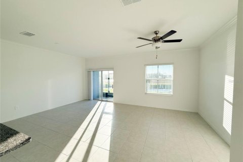 Townhouse in Land O' Lakes, Florida 3 bedrooms, 148.74 sq.m. № 2230177 - photo 4