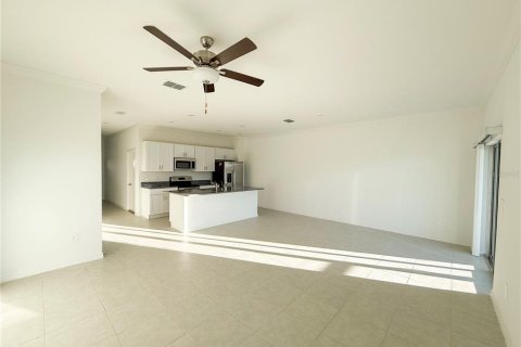 Townhouse in Land O' Lakes, Florida 3 bedrooms, 148.74 sq.m. № 2230177 - photo 3