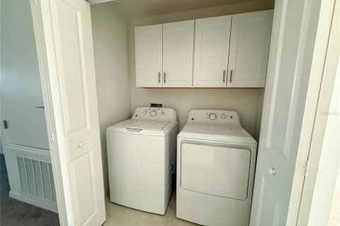 Townhouse in Land O' Lakes, Florida 3 bedrooms, 148.74 sq.m. № 2230177 - photo 15