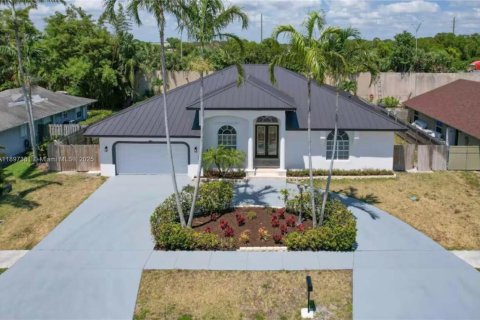 House in Boynton Beach, Florida 5 bedrooms, 278.61 sq.m. № 1949020
