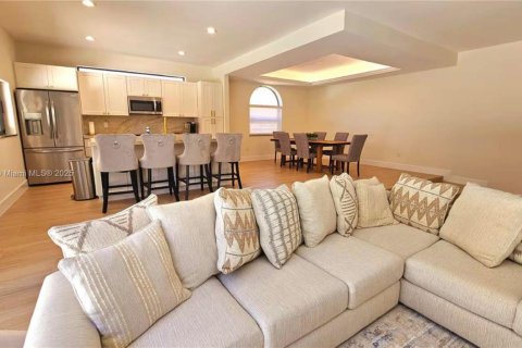 House in Boynton Beach, Florida 5 bedrooms, 278.61 sq.m. № 1949020 - photo 2