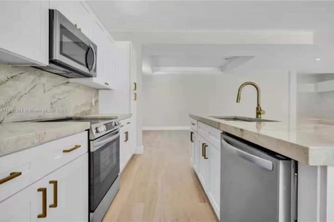 House in Boynton Beach, Florida 5 bedrooms, 278.61 sq.m. № 1949020 - photo 9