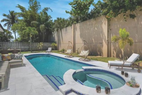 House in Boynton Beach, Florida 5 bedrooms, 278.61 sq.m. № 1949020 - photo 3