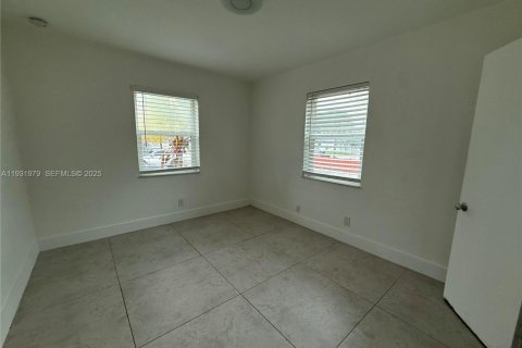 Снять в аренду виллу или дом в Норт-Майами-Бич, Флорида 2 спальни, 74.97м2, № 1990466 - фото 7