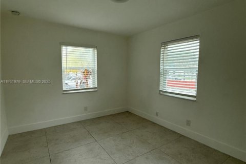 Снять в аренду виллу или дом в Норт-Майами-Бич, Флорида 2 спальни, 74.97м2, № 1990466 - фото 6