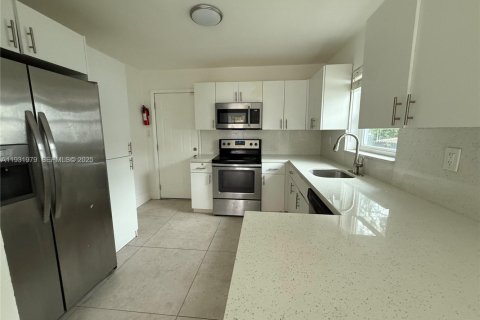 Снять в аренду виллу или дом в Норт-Майами-Бич, Флорида 2 спальни, 74.97м2, № 1990466 - фото 4