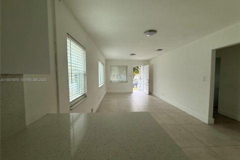 Снять в аренду виллу или дом в Норт-Майами-Бич, Флорида 2 спальни, 74.97м2, № 1990466 - фото 2
