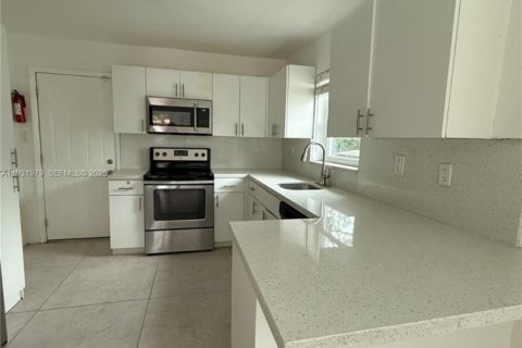 Снять в аренду виллу или дом в Норт-Майами-Бич, Флорида 2 спальни, 74.97м2, № 1990466 - фото 3