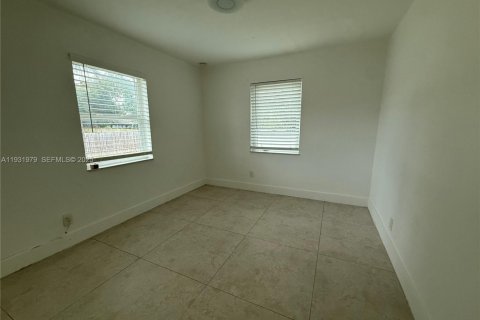 Снять в аренду виллу или дом в Норт-Майами-Бич, Флорида 2 спальни, 74.97м2, № 1990466 - фото 5