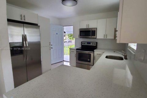 Снять в аренду виллу или дом в Норт-Майами-Бич, Флорида 2 спальни, 74.97м2, № 1990466 - фото 11