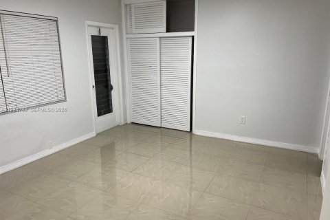 Снять в аренду кондоминиум в Норт-Майами-Бич, Флорида 2 спальни, 69.68м2, № 1992853 - фото 5