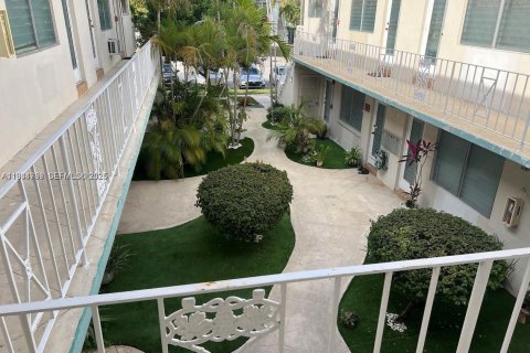 Condominio en alquiler en North Miami Beach, Florida, 2 dormitorios, 69.68 m2 № 1992853 - foto 1