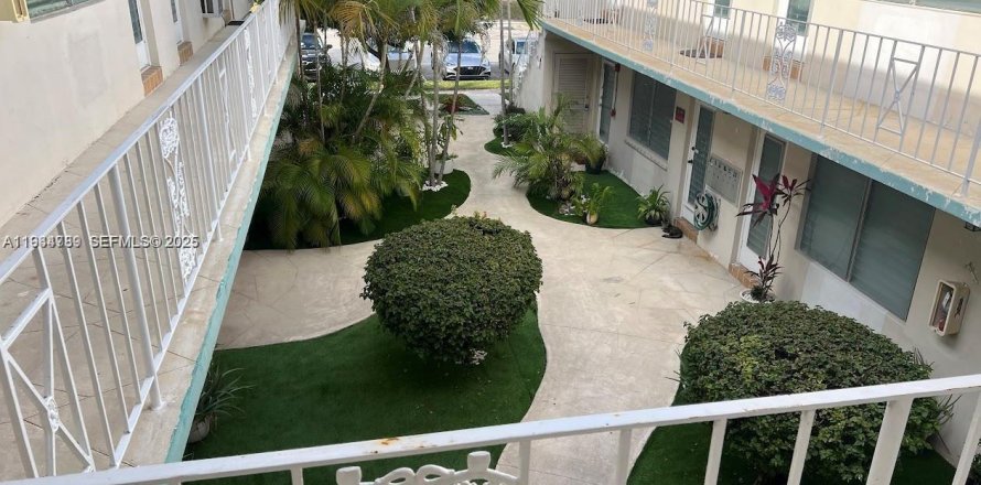 Condominio en North Miami Beach, Florida, 2 dormitorios  № 1992853