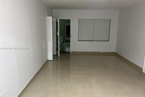 Снять в аренду кондоминиум в Норт-Майами-Бич, Флорида 2 спальни, 69.68м2, № 1992853 - фото 3