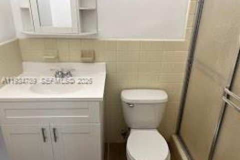 Снять в аренду кондоминиум в Норт-Майами-Бич, Флорида 2 спальни, 69.68м2, № 1992853 - фото 12