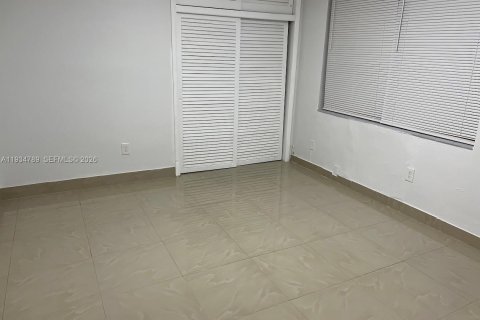 Снять в аренду кондоминиум в Норт-Майами-Бич, Флорида 2 спальни, 69.68м2, № 1992853 - фото 8