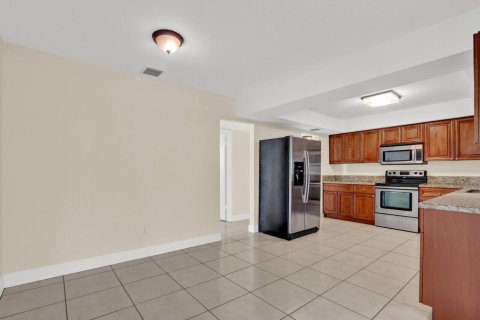House in Stuart, Florida 4 bedrooms, 191.66 sq.m. № 2270448 - photo 15