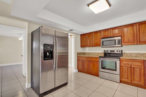 House in Stuart, Florida 4 bedrooms, 191.66 sq.m. № 2270448 - photo 19