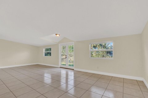 House in Stuart, Florida 4 bedrooms, 191.66 sq.m. № 2270448 - photo 11