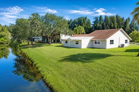 House in Stuart, Florida 4 bedrooms, 191.66 sq.m. № 2270448 - photo 6