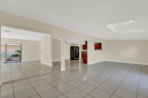 House in Stuart, Florida 4 bedrooms, 191.66 sq.m. № 2270448 - photo 12