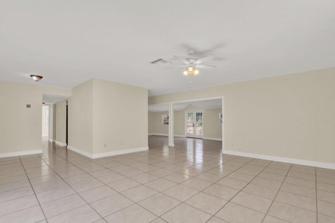 House in Stuart, Florida 4 bedrooms, 191.66 sq.m. № 2270448 - photo 8