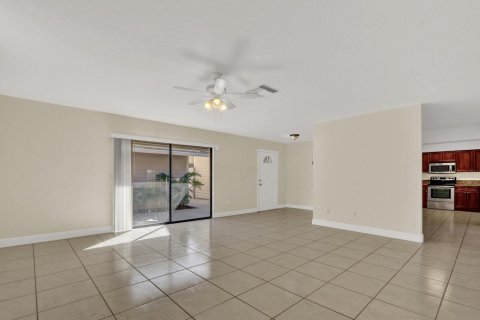 House in Stuart, Florida 4 bedrooms, 191.66 sq.m. № 2270448 - photo 9