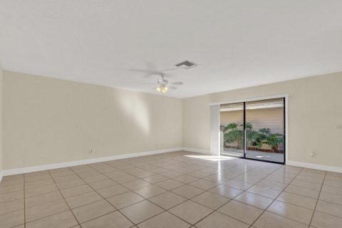House in Stuart, Florida 4 bedrooms, 191.66 sq.m. № 2270448 - photo 10