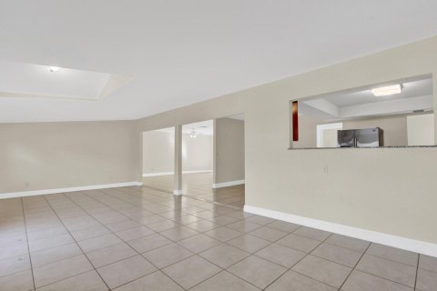 House in Stuart, Florida 4 bedrooms, 191.66 sq.m. № 2270448 - photo 13