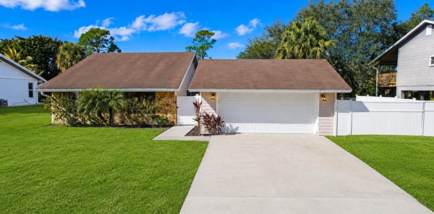 House in Stuart, Florida 4 bedrooms, 191.66 sq.m. № 2270448