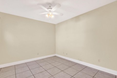 House in Stuart, Florida 4 bedrooms, 191.66 sq.m. № 2270448 - photo 21