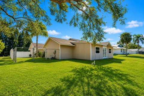 House in Stuart, Florida 4 bedrooms, 191.66 sq.m. № 2270448 - photo 5