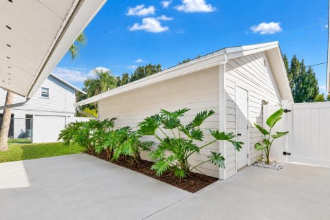 House in Stuart, Florida 4 bedrooms, 191.66 sq.m. № 2270448 - photo 4