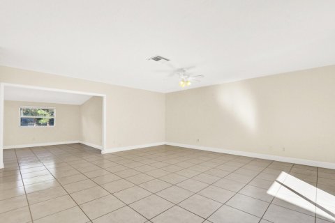 House in Stuart, Florida 4 bedrooms, 191.66 sq.m. № 2270448 - photo 7