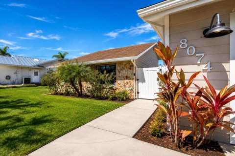 House in Stuart, Florida 4 bedrooms, 191.66 sq.m. № 2270448 - photo 2