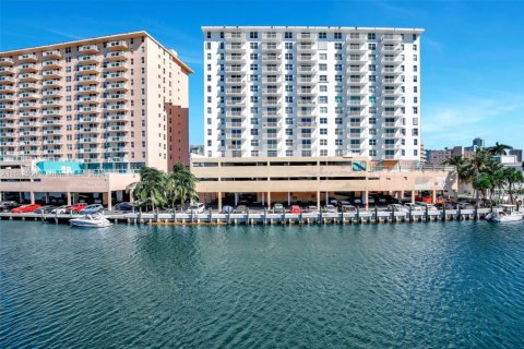 Condo in Hallandale Beach, Florida, 2 bedrooms  № 2053807 - photo 9