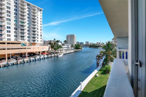Condo in Hallandale Beach, Florida, 2 bedrooms  № 2053807 - photo 3