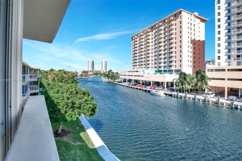 Condo in Hallandale Beach, Florida, 2 bedrooms  № 2053807 - photo 2