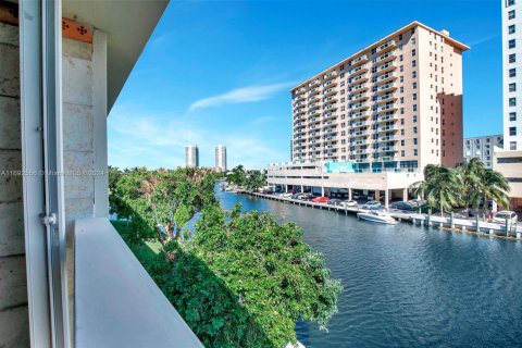 Condo in Hallandale Beach, Florida, 2 bedrooms  № 2053807 - photo 22