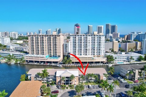 Condo in Hallandale Beach, Florida, 2 bedrooms  № 2053807 - photo 30