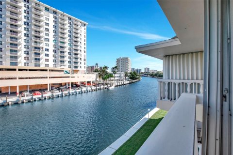 Condo in Hallandale Beach, Florida, 2 bedrooms  № 2053807 - photo 23