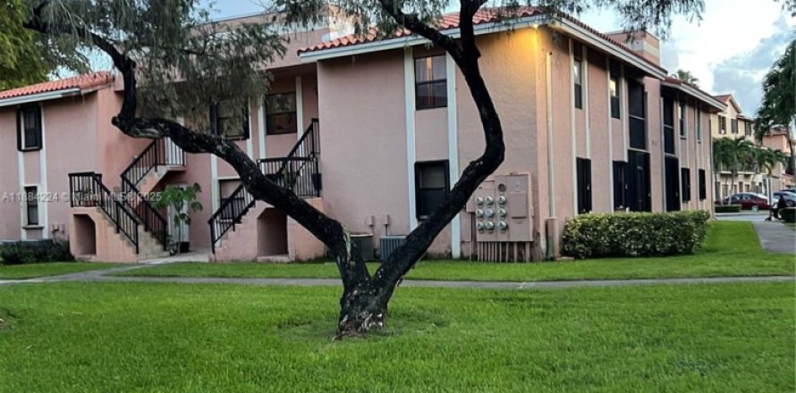 Кондоминиум с 2 спальнями в Майами, Флорида № 1930992