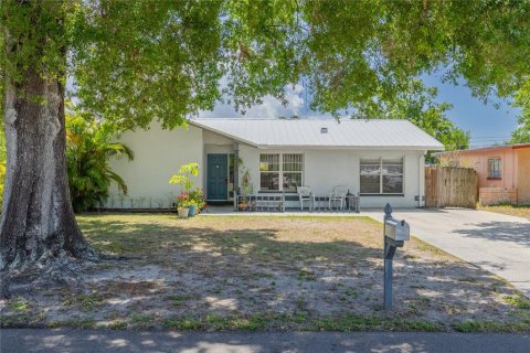 House in Clearwater, Florida 3 bedrooms, 124.58 sq.m. № 2150017
