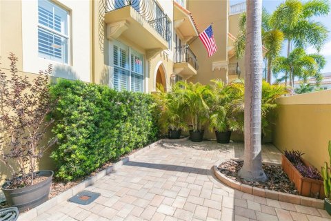 Townhouse in Tampa, Florida 3 bedrooms, 285.86 sq.m. № 2109960 - photo 5