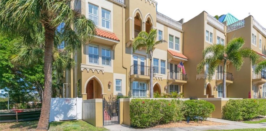Townhouse in Tampa, Florida 3 bedrooms, 285.86 sq.m. № 2109960